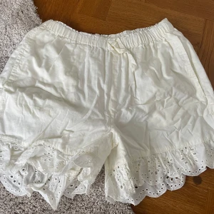 Shorts 💕 - Säljer dessa superfina shorts ! Perfekta till sommaren💕 Använda ca 2 ggr 💕 Bra skick 💕 Nypris 499kr💕 