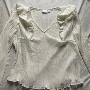Fin vit blus från vila - En super fin vit blus från vila. Använd ett par få gånger så är nästan i nyskick. ❤️