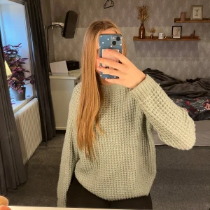 Stickad tröja lager 157 - Jättefin stickad tröja från lager 157. Finns några få noppror på tröjan se bild! Färg som gått ut deras sortiment. Modellen ”Lillie”!