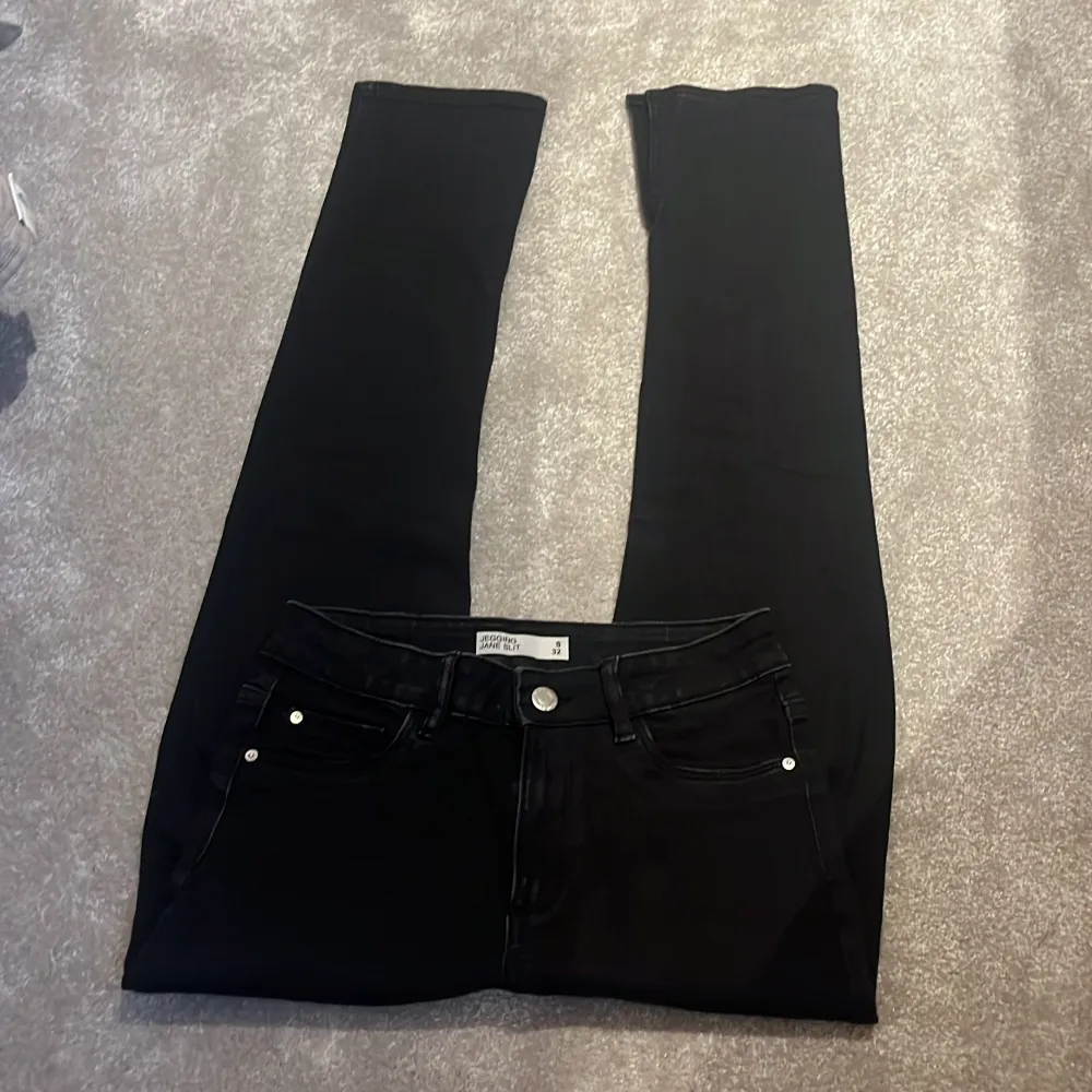 Svarta jeans i storlek S från Gina Tricot modellen  ”Jane Slit”. De är superbekväma och är midrised har en snygg slitsdetalj. För små för mig.. Jeans & Byxor.