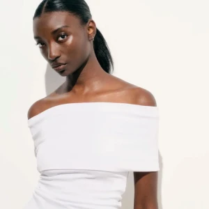 Vit zara topp  - Använd en gång, från zara, offshoulder, skriv för fler bilder 💗💗