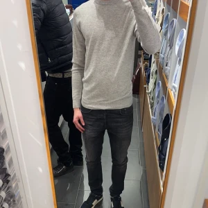 John Henric Kashmir tröja  - Ljusgrå Kashmirtröja från John Henric i nyskick 