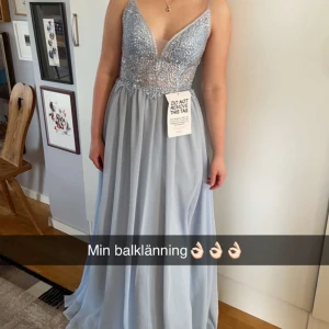Jättefin balklänning från mascara - Super fin balklänning som endast är använd en gång! Lite smutsig längst ner eftersom den är för lång för mig som är 160 (bild kan fås). Fin öppen rygg och vadderade kupor! Nypris 1995 mitt pris 850kr + frakt! Pris kan diskuteras vid snabb affär