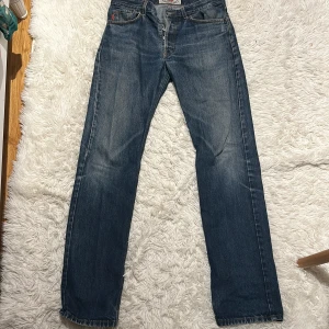 Blå jeans från Highlands  - Säljer ett par klassiska blå highlands jeans i bra skick. De har en straight passform och är perfekta för vardagsbruk. Jeansen har en dragkedja och knappar framtill samt fem fickor. Märkeslappen sitter snyggt på baksidan. Perfekta för både höst och vår!