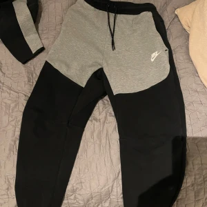 Nike Tech Fleece - Säljer matchande set till tröjan! Styckpris 649kr, men på dessa par finns en liten ”klor” fläck vilket färgat av den svarta färgen lite granna på grund av en fånig händelse. Men därför kostar byxorna bara 450kr på grund av det!