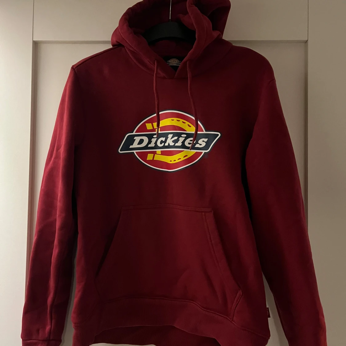 Röd hoodie från Dickies