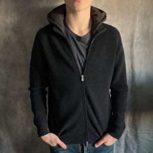 Gran Sasso cardigan  - Säljer nu en mörkblå Gran Sasso cardigan | Storlek 52 men passar som en M | Skick: 9/10 | Nypris ligger på runt4-5 tusen | Vid frågor är det bara att höra av sig 🤩🙌