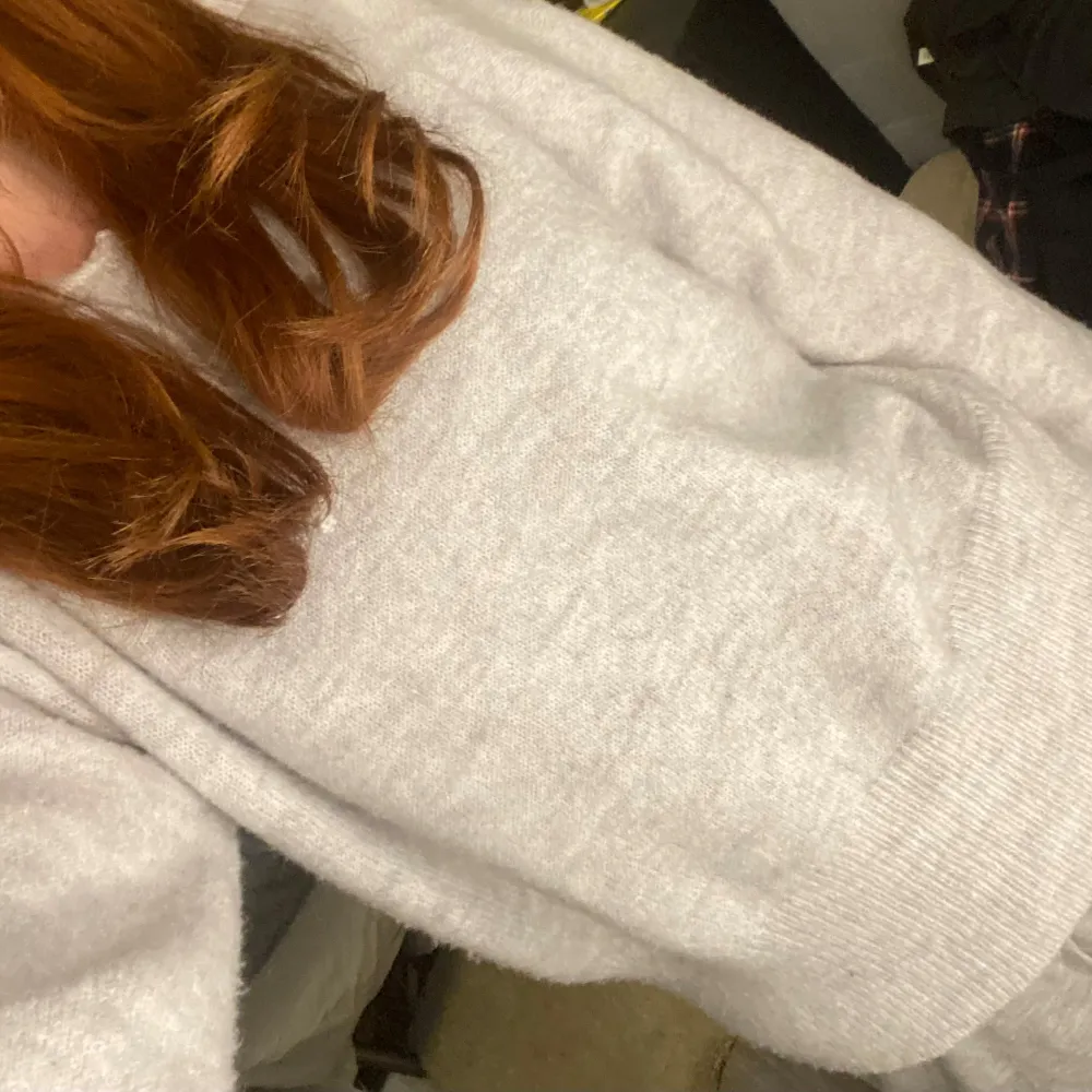 Mysig grå stickad hoodie! Pris kan diskuteras och skriv för mer bilder!🤗💕. Tröjor & Koftor.