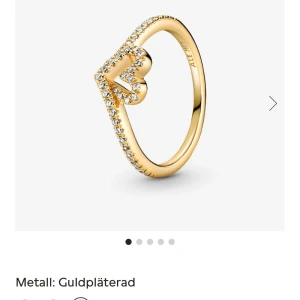 Guldpläterad ring med hjärtdetalj - Superfin guldpläterad ring med en hjärtformad design. Ringen är dekorerad med gnistrande stenar som ger en lyxig känsla. Perfekt för att piffa upp vilken outfit som helst, oavsett om det är till vardags eller fest. En riktig blickfångare! 💖jag har även boxen kvar till den! Nypris 899kr