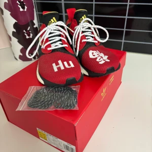 Adidas Human Race Chinese New Year 2019 - Ett par human race som tillverkades för att fira kinesiska nyår 2019. Aldrig använda!