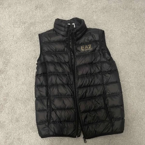  Armani väst EA7 -  Helt ny passar för S och passa på o köp helt äkta.