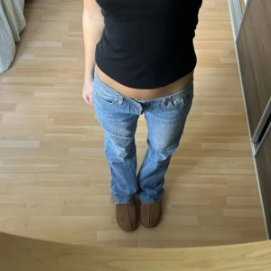 Lågmidjade jeans  - Säljer dessa blå lågmidjade jeans som inte kommer till användning, fint skick! 