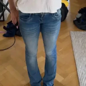  bootcut jeans  - Säljer dessa lågmidjade bootcut jeans från ltb i modellen valerie som är helt slutsålda💗dom är uppsydda längst ner men de är inget som syns midjemåttet är 35+stretch och innerbenslängden är 85💗skriv vid frågor 
