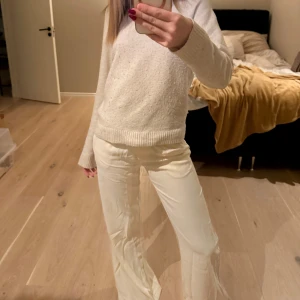 Beige/vita kostymbyxor  - Aldrig använda!!  De är skrynkliga därför en orättvis bild!  Skit snygga men de passar tyvärr inte mig!💕lågmidjade!!