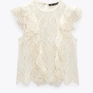 Zara blus  - Super fin Zara blus i storlek S, inga defekter förutom lite smink fläckar vid kragen (inne så syns inte vid användning)🤍 Går inte att få tag på längre, skriv för fler bilder🤍