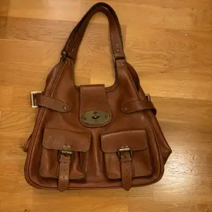 Skitsnygg, vintage väska från märket Mulberry! Vet ej om den är äkta eller inte. Är i väldigt bra skick och säljs då dne aldrig kommit till användning. Pris går att diskuteras vid snabb affär.