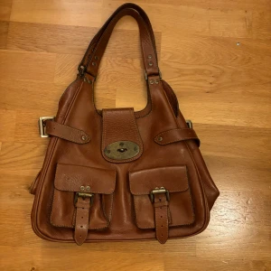 Vintage brun väska  - Skitsnygg, vintage väska från märket Mulberry! Vet ej om den är äkta eller inte. Är i väldigt bra skick och säljs då dne aldrig kommit till användning. Pris går att diskuteras vid snabb affär.
