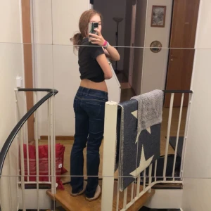 Blå jeans från Pepe - Säljer ett par snygga blå jeans från pepe i storlek W28/L32. De har en straight passform och är lågmidjade, vilket ger en avslappnad och trendig look. Perfekta för både vardag och fest, fler frågor skriv privat!💗 ifall frakten är för hög så går de alltid att diskutera priset till 400kr💞