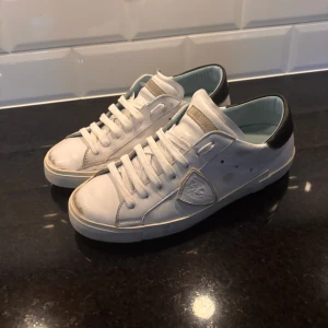 Philippe model skor  - Säljer nu dessa eftertrakta Philippe model sen pga att de har blivit för små skick 9/10 🤩