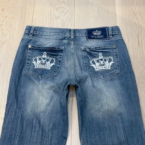 Lågmidjade bootcut jeans från Victoria Beckham🤩 - Midja 41 cm rakt över och innerben 80 cm jae 169 o xs-s o håller in pytte i midjan💕kortade av förra ägaren men inget som syns utifrån! Obs svaga fläckar på låret 