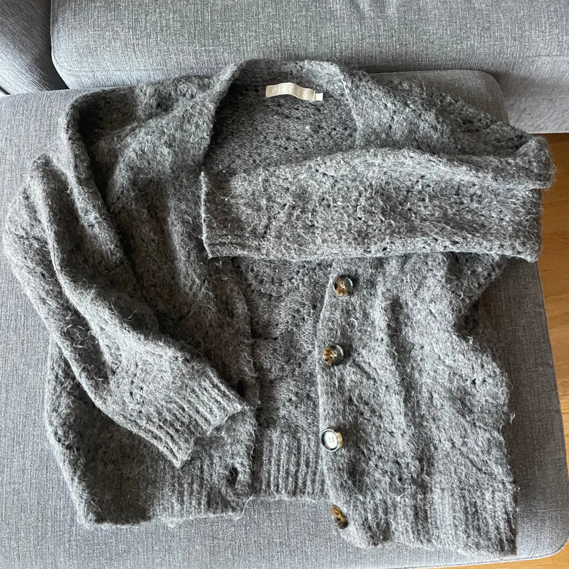 Grå stickad kofta