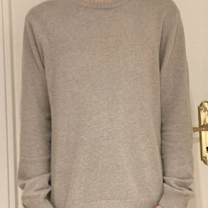 Oscar_jacobson  - Säljer nu denna snygga och varma tröja då jag inte använder den mer. Ca använd 10 gånger, köpt på NK för 1399kr kvitto å box finns även ifall man undrar, storlek S. Rikigt bra tröja nu till vintern och för ett bra pris. 