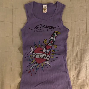 Ed Hardy topp - Jättefin äkta Ed Hardy topp i fint skick. Säljer denna då jag inte fått användning av den tyvärr 💗💗 strl xs 