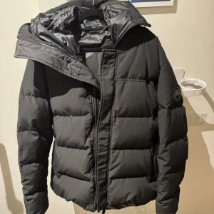 Canada goose macmillan SÅLD!! - Hej säljer min canada goose macmillan för billigt eftersom jag den inte passar mig längre har använt 1-2 gånger förra vintern. Nu så behöver jag akut pengar för en ny jacka kom med bud eller byten befinner mig i Karlstad! Den är storlek L kid size de motsvarar typ M/S  kan gå ner mycket vid mvh Yad