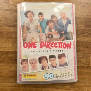 One Direction - En bok om One Direction med titeln 'Vi ❤️ One Direction' av Sarah-Louise James. Omslaget visar bandmedlemmarna och har en hjärtformad detalj med texten 'To keep you up all night'. Perfekt för fans som vill veta mer om bandet och deras musik.