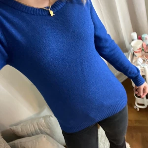 Blå stickad tröja från VILA - Säljer en snygg blå tröja från VILA i storlek XS. Den är perfekt för både vardag och fest med sin klassiska design. Tröjan är långärmad och har en ribbad kant vid halsen och ärmsluten. Superbekväm och lätt att matcha med jeans eller kjol. Nypris är 329kr. Passa på att fynda! 