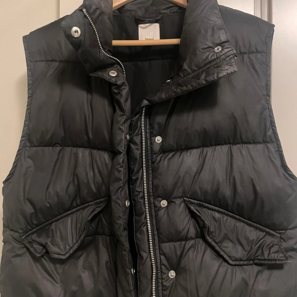 Svart dunväst från H&M