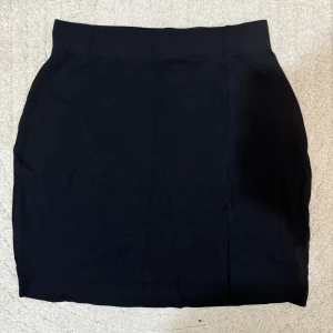 Svart kjol från Even&Odd - Snygg svart kort kjol från Even&Odd (köpt från Zalando). Kjolen är i ett mjukt och stretchigt material som ger en bekväm passform. Har en liten slitt fram till. 