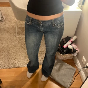 Blå jeans med bootcut - Säljer ett par as snygga blå bootcut jeans. Stl 36💞