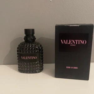 Valentino Uomo Born in Roma - Valentino born in Roma 100ml ca 20ml kvar. Kolla gärna mina andra annonser. Pris går att diskutera har även en med ca 90 ml kvar som jag kan sälja vid intresse