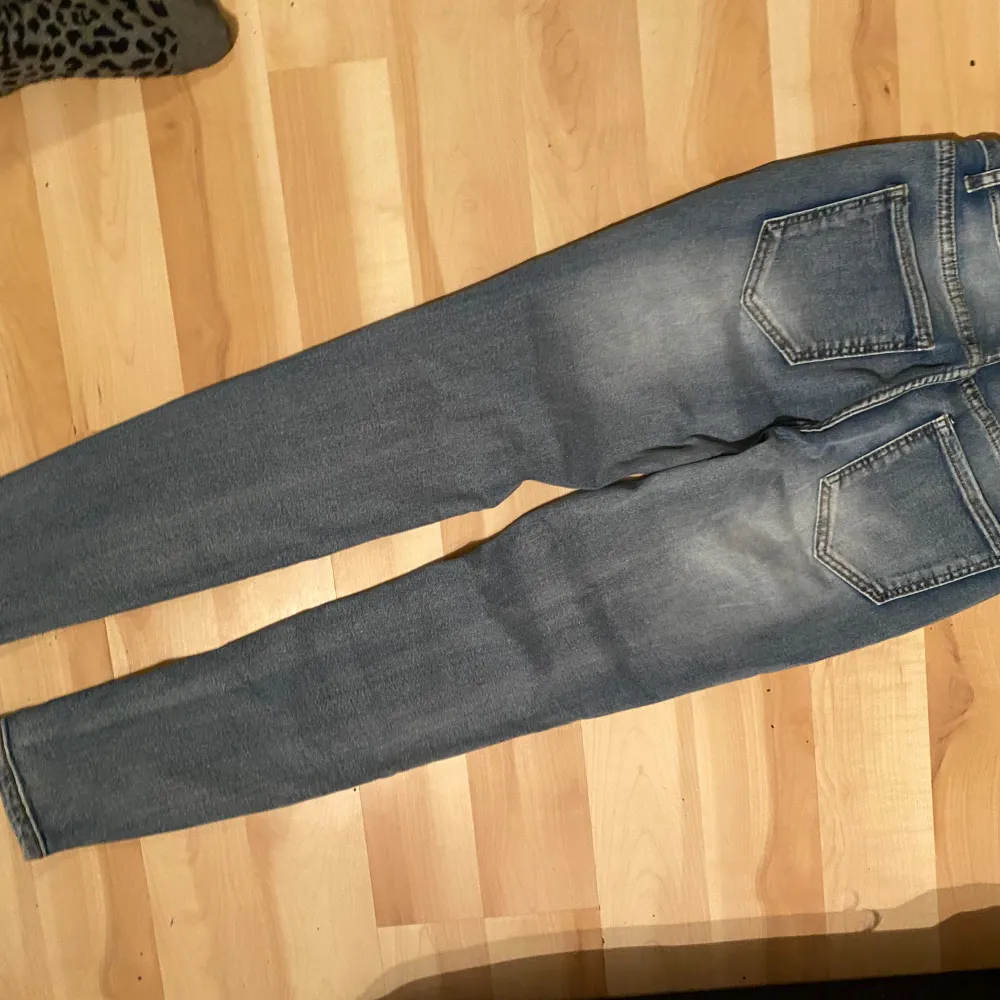 Säljer ett par snygga skinny jeans i storlek XS. Passar även S. Jeans & Byxor.