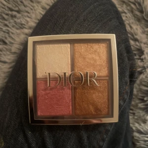 Ögonskuggspalett från Dior - Snygg ögonskuggspalett från Dior med fyra färger: skimrande vit, guld, rosa och brons. Perfekt för att skapa både vardags- och festlooker. Kompakt och lätt att ta med i väskan.