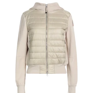 Beige pufferjacka från Parajumpers - Säljer en snygg beige pufferjacka från Parajumpers i storlek L. Jackan har en dragkedja framtill och är tillverkad i en kombination av fleece och puffer-material. Perfekt för kyliga dagar med sin stilrena design och bekväma passform. Ganska liten i storlek.