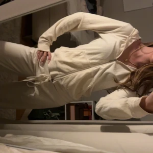 Juicy set🤍 - Gammal juicy kollektion som inte finns kvar❤️ byxorna är i men sitter mer som S, koftan är i L och sitter som S-M🥰 säljer båda samtidigt! Har för mig att de är ett litet hål i koftan, men kunde inte hitta❤️