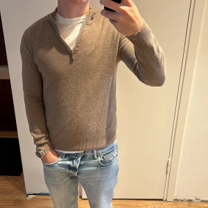 Stenströms tröja - Halfzip i 100% merinoull från stenströms. Tröjan är praktiskt taget ny. Storlek S, passar om du är runt 170cm. Nypris på denna ligger runt 2000kr. Skriv vid funderingar!🍾🥂