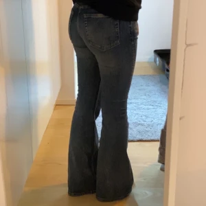Blå Low waist bootcut jeans  - Säljer ett par snygga blå bootcut jeans i bra skick från Weekday. De är lågmidjade och har inga defekter då de bara är använda några få gånger! 