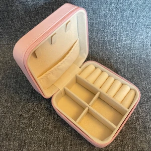 Smyckeskrin Åhlens  - säljer ett jättefint rosa litet smyckesskrin från Åhléns, perfekt för när man ska iväg. aldrig använd 💕💕💕