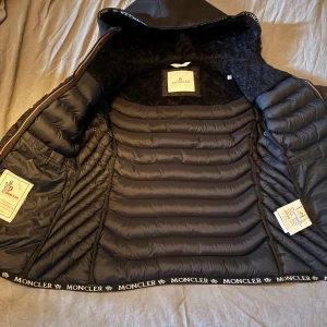 Moncler jacka dam Xs/S - Så fruktansvärt fin Moncler jacka som är varm med äkta dun! Stl motsvarar xs/s och är i nyskick! Säljes enbart pga att jag inte kan ha den pga att ja ej trivs i korta/tajta  jackor. Skambud undanbes!