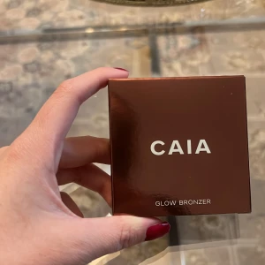 Gold coast Caia - Säljer en helt ny Glow bronzer i färgen Goldcoast! Tyckte ej om färgen därför säljer jag den! Den är helt oanvänd då jag inte ens har testat:)