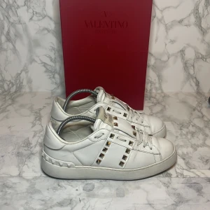 Valentino skor - Ett par valentino opens i storlek 37 de vita med guldiga spikar