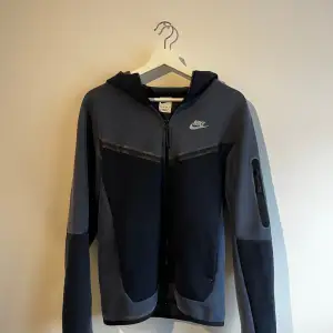 Tjena! Säljer nu denna Nike Tech Fleece!  - Storlek XS - Nypris ca 1349 - Färg Blå - Skick 9/10