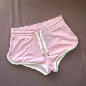 Rosa mjukisshorts från HM - Säljer ett par söta rosa mjukisshorts från HM i storlek XS. De har ungefär ett handduksmaterial. Använda en gång 💕