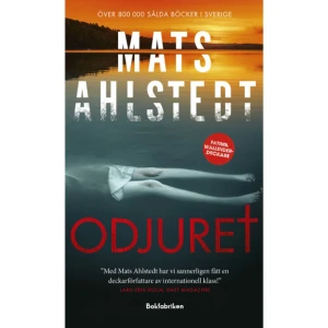 Odjuret (pocket) - ÖVER 800 000 SÅLDA BÖCKER I SVERIGE! En kyrkoherde hittas död i sitt hem, skjuten med ett skott i huvudet. På hans bröst ligger en bibel med en sida ur Uppenbarelseboken uppslagen: "Den som har förstånd skall tolka odjurets tal, ty det är en människas tal, och talet är 666." Frustrerad och chockad börjar offrets dotter Isabelle gräva i sin pappas förflutna för att rentvå sig från polisens misstankar. Vem var han ­egent­ligen? Och vem är den unga kvinnan som spionerat på föräldra­hemmet om nätterna? Fatima Wallinder och hennes team på Grova brott hinner knappt påbörja utredningen förrän ytterligare ett prästmord med ett liknande budskap inträffar. Rädslan sprider sig i Göteborg. Vem är ute efter att mörda just präster? När Fatima Wallinder börjar ana sig till sanningen befinner sig Isabelle redan i livsfara. Odjuret är en fristående uppföljare till Den sista vilan (2017), Fruktans hus (2018), Upprättelsen (2019) och Osynligt offer (2021). MATS AHLSTEDT tillbringade sina första levnadsår på en prästgård i Jämtland. Därefter gick flyttlasset till Göteborg där hans far jobbade som fängelsepräst. Efter en fil. kand. i svenska med inriktning på litteraturvetenskap vid Göteborgs universitet blev Mats Ahlstedt journalist. Idag ägnar han sig enbart åt sitt författarskap och har en trogen läsekrets. Hans deckare genomsyras av ett starkt samhällspatos. "Det är en galen spänningshistoria med ett otroligt högt bladvändartempo som heter duga." - Kustboktanten "En spännande berättelse som lätt blir en rapp bladvändare. Handlingen är fängslande med trovärdiga karaktärer och miljöer som tar oss med i både mörker och ljus. En deckare du inte får missa!" - Colourfulandcreativedesign "Mats Ahlstedt skriver rappt, effektivt och spännande med stämningsfulla miljöbeskrivningar, lyhörda personskildringar och intressanta intriger. Han har helt enkelt utvecklats till en läsvärd kriminalförfattare av internationell klass." - Henric Ahlgren, BTJ, om Upprättelsen    Format Pocket   Omfång 320 sidor   Språk Svenska   Förlag Bokfabriken   Utgivningsdatum 2024-03-14   Medverkande Miroslav Sokcic   ISBN 9789180312912  