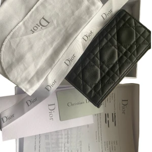 Dior korthållare - Hej, Jag säljer nu en fantastiskt fin korthållare från Christian Dior i nyskick! Korthållaren är köpt i dior butiken i Prag och kvitto på detta finns med på första bilden. Allt på första bilden medföljer! Hör gärna av er om ni har några funderingar :)