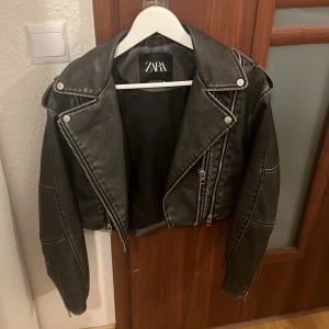 Grå skinnjacka  - Använd max 5 gånger, inget för mig längre. Köptes för 699 säljs för 500kr 