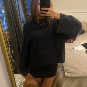 Svart stickad tröja från Carin Wester - Säljer en snygg svart stickad tröja från Carin Wester i storlek S. Tröjan har en loose passform med långa ärmar och ett coolt, lite slitet mönster. Perfekt för höst och vinter, och den är supermysig att ha på sig. Passar både till vardags och fest! 🖤